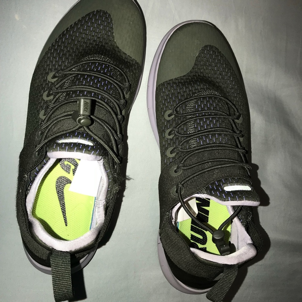 Nike shoes size 9.5 fit more like a 9 or 8.5 - Picture 2 of 2